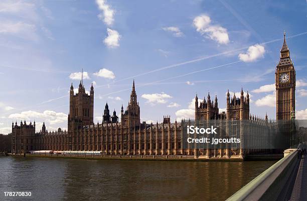 Der Brite Parlament Und Dem Big Ben Mit Wolken Und Contrails Stockfoto und mehr Bilder von Britisches Unterhaus