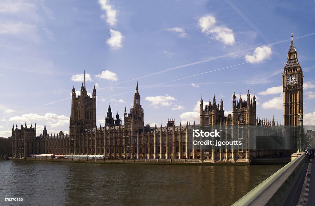 Britanniche insignite Parlamento e "Big Ben" con nuvole e contrails - Foto stock royalty-free di Camera dei Comuni - Parlamento britannico