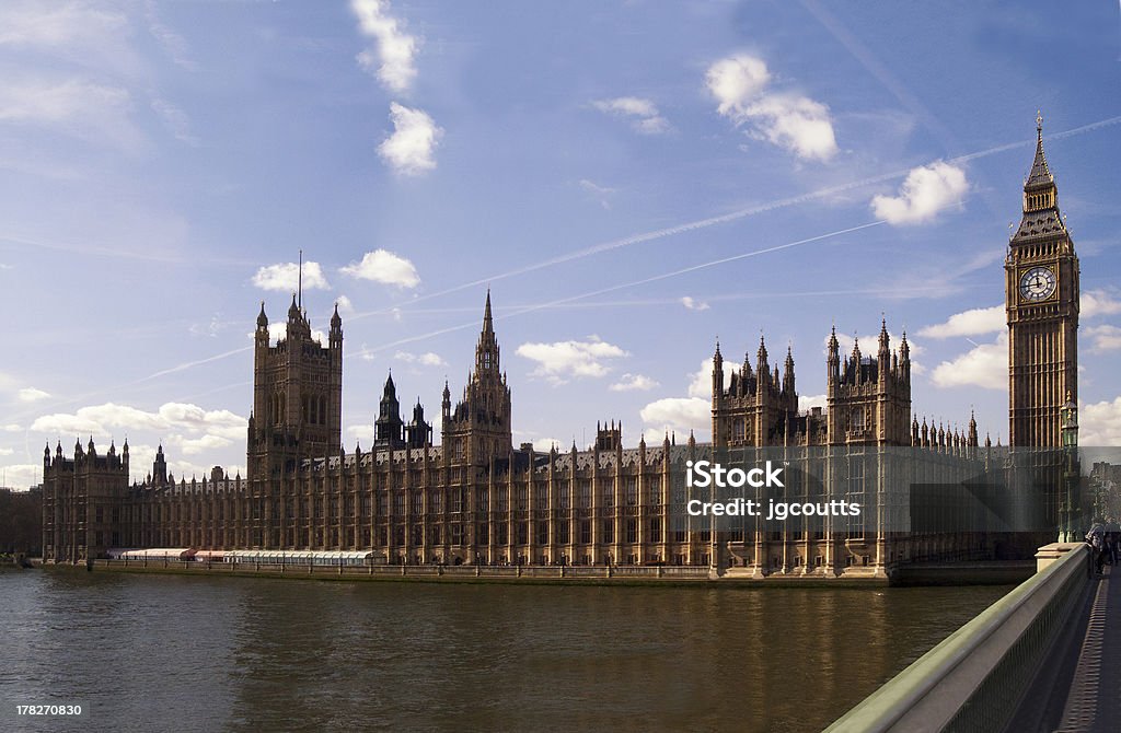 Britains 国会議事堂、ビッグベン」と雲と contrails - 庶民院の�ロイヤリティフリーストックフォト