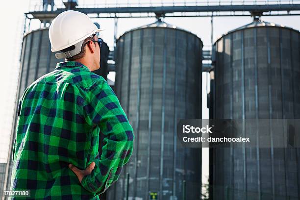 Ingegnere In Cantiere Di Costruzione - Fotografie stock e altre immagini di Adulto - Adulto, Affari, Businessman