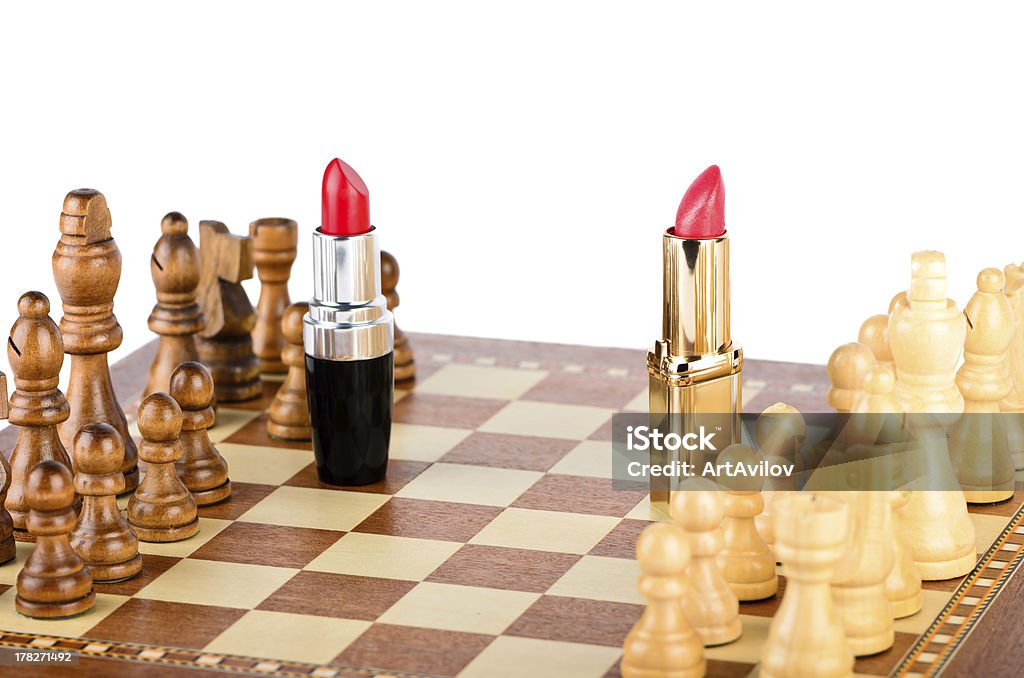 Dos lipsticks en el campo de batalla de ajedrez - Foto de stock de Adversidad libre de derechos