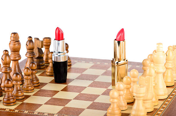 두 lipsticks 굴절률은 사우나 chess - chess defending chess piece chess board 뉴스 사진 이미지