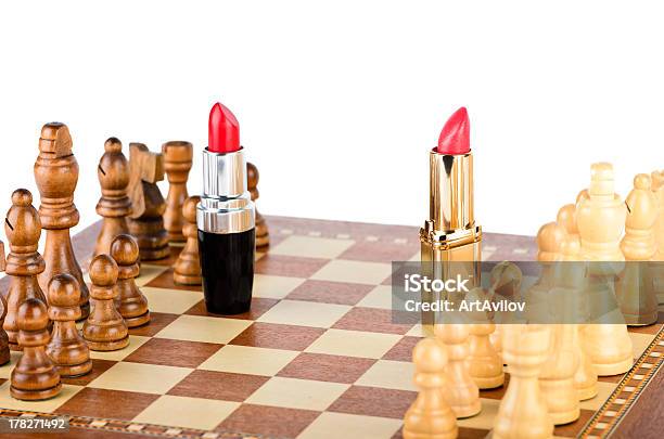 Foto de Dois Lipsticks No Campo De Batalha De Xadrez e mais fotos de stock de Adversidade - Adversidade, Agressão, Batom