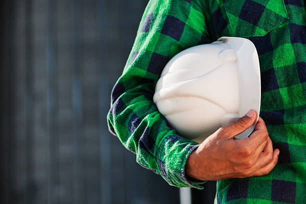 inżynier gospodarstwa hełm ochronny - white hardhat zdjęcia i obrazy z banku zdjęć