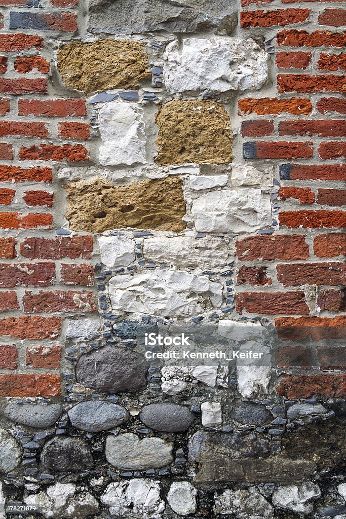 Interesante ladrillo y piedra de la pared - Foto de stock de Abstracto libre de derechos