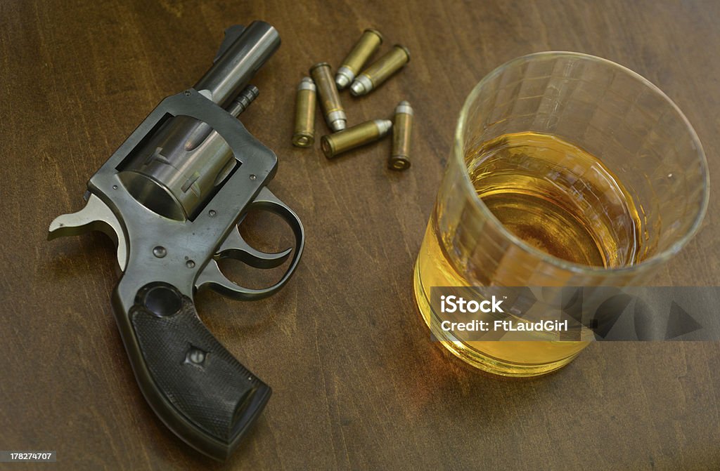 Tödliche Kombination Von Alkohol Und Waffen Stockfoto und mehr Bilder von  Pistole - Pistole, Alkoholisches Getränk, Altertümlich - iStock