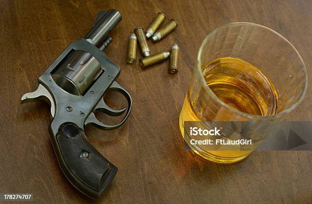Tödliche Kombination Von Alkohol Und Waffen Stockfoto und mehr