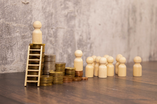 coin ladder, wooden figures, cunning and ingenuity