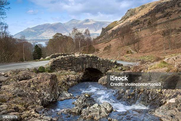 Photo libre de droit de Ashness Bridge La Région Des Lacs De Cambrie banque d'images et plus d'images libres de droit de Borrowdale - Borrowdale, Route à une voie, Voie piétonne