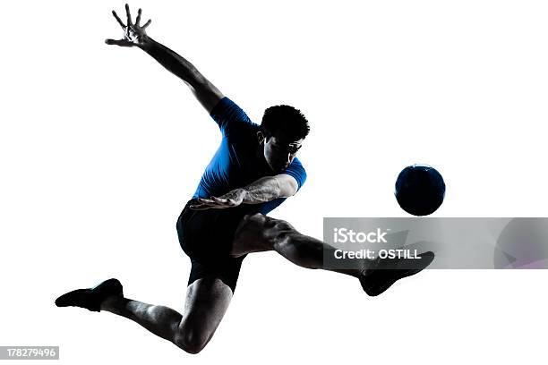 Hombre De Jugador De Fútbol Fútbol Coleando Aéreo Foto de stock y más banco de imágenes de Fútbol americano - Pelota - Fútbol americano - Pelota, Movimiento, Recortable