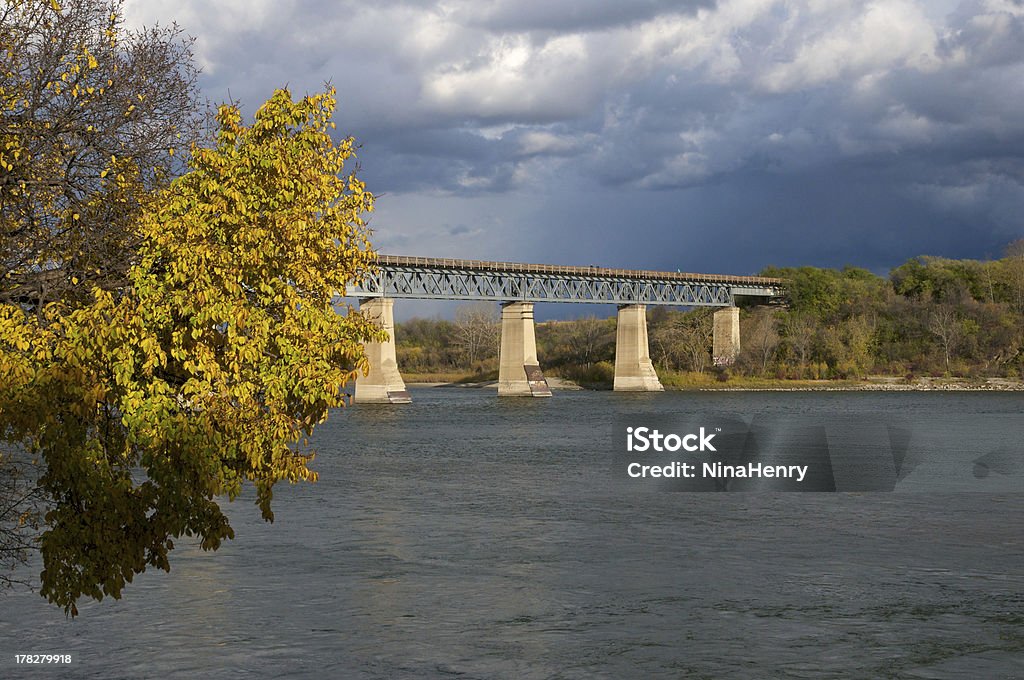 Saskatoon ponte de trem no outono nos EUA - Foto de stock de Canadá royalty-free