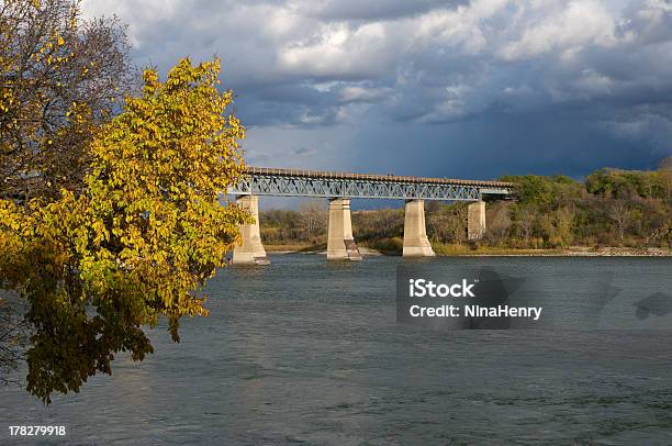 Foto de Saskatoon Ponte De Trem No Outono Nos Eua e mais fotos de stock de Canadá - Canadá, Céu - Fenômeno natural, Céu Dramático