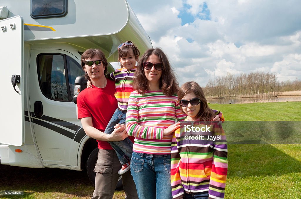 Férias em família para acampar - Foto de stock de Trailer royalty-free
