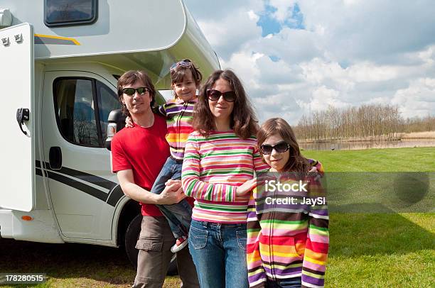 Férias Em Família Em Acampar - Fotografias de stock e mais imagens de Caravana - Caravana, Família, Criança