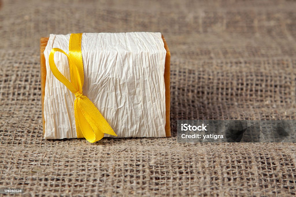 Мыло на естественный грубой ткани - Стоковые фото Альтернативная терапия роялти-фри