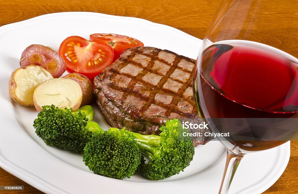 Barbecued carne de vaca e um copo de vinho tinto - Royalty-free Alecrim Foto de stock