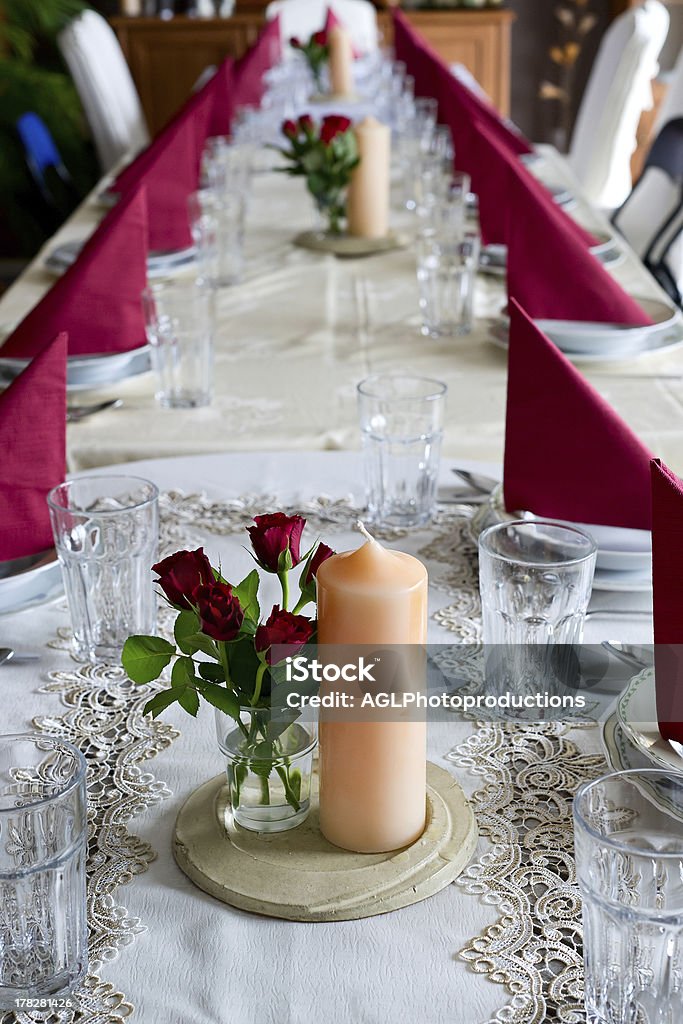 Allestimento del tavolo per banchetti a tema con rose - Foto stock royalty-free di Arredamento