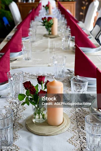 Allestimento Del Tavolo Per Banchetti A Tema Con Rose - Fotografie stock e altre immagini di Arredamento