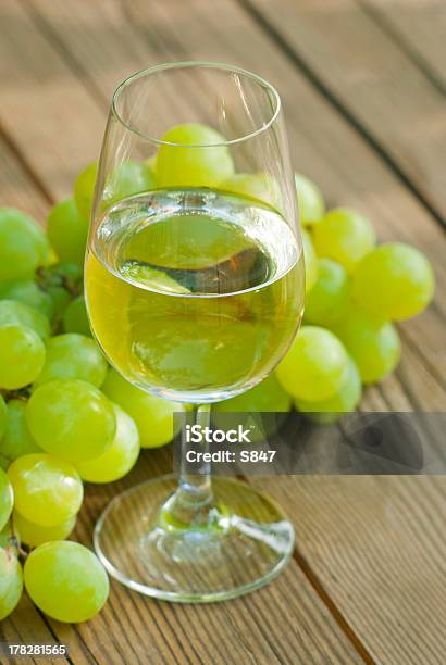 Bicchiere Di Vino - Fotografie stock e altre immagini di Alchol - Alchol, Ambientazione tranquilla, Autunno
