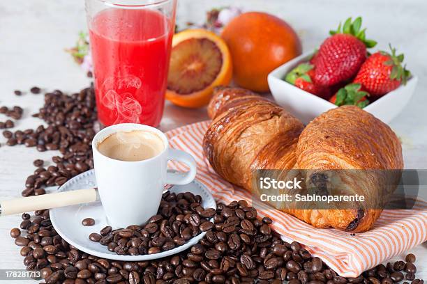 El Desayuno Foto de stock y más banco de imágenes de Actividad de fin de semana - Actividad de fin de semana, Alimento, Asado - Alimento cocinado