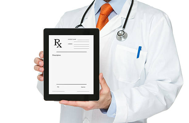 doutor mostrando em branco receita no tablet digital - mobility working digital tablet people imagens e fotografias de stock