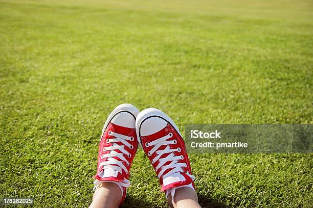 피트 스니커즈입니다 풀-벼과에 대한 스톡 사진 및 기타 이미지 - 풀-벼과, 아이, 스포츠 신발