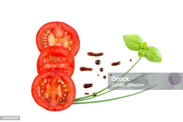 Fatia De Tomate E Manjericão - Fotografias de stock e mais imagens de Tomate - Tomate, Vinagre, Alimentação Saudável