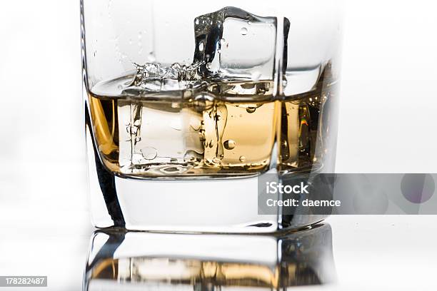 Jednej Kropli W Whisky Na Skałach - zdjęcia stockowe i więcej obrazów Alkohol - napój - Alkohol - napój, Bez ludzi, Ciecz
