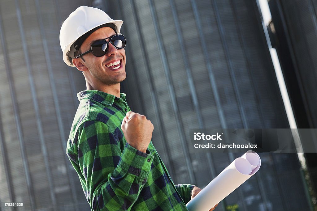 Engenheiro feliz comemorando trabalho - Foto de stock de Comemoração - Conceito royalty-free