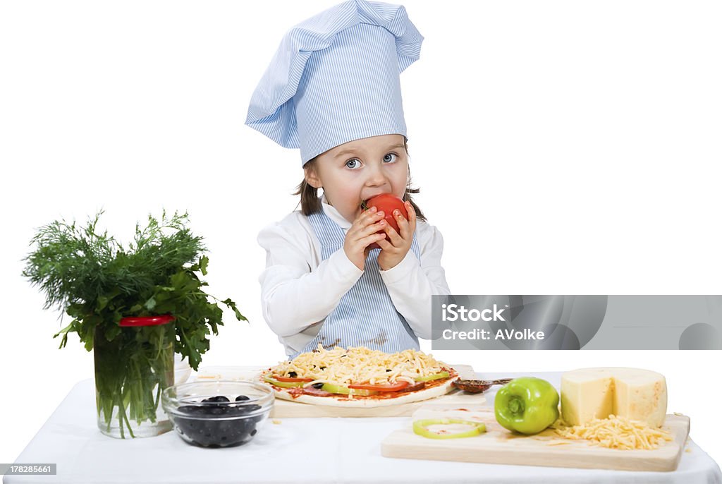 Petite fille manger pizza à la tomate et la cuisine. Isolé - Photo de Aliment libre de droits