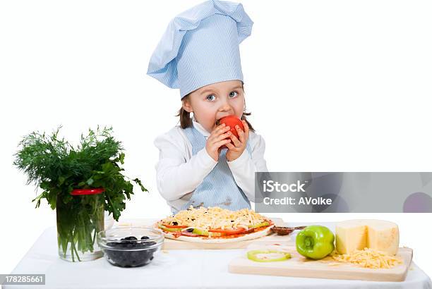 Photo libre de droit de Petite Fille Manger Pizza À La Tomate Et La Cuisine Isolé banque d'images et plus d'images libres de droit de Aliment