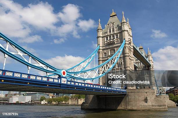 Foto de Tower Bridge Londres e mais fotos de stock de Arquitetura - Arquitetura, Capitais internacionais, Cultura Britânica