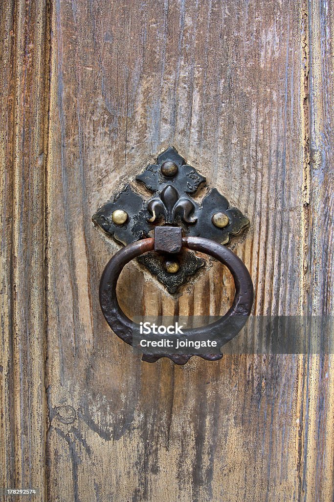 elizabethan ou tudor em uma argola de porta de madeira - Foto de stock de Antigo royalty-free