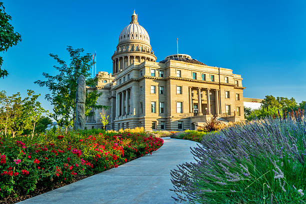 istock Sidewalk leading to the Idaho Capital building 178293111