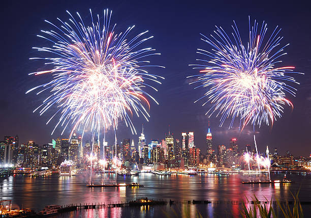 la ville de new york - fireworks show photos et images de collection