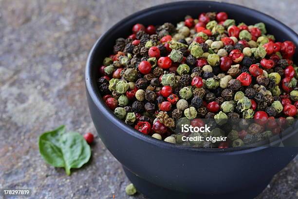 Assortimento Di Rosso Verde E Pepe Nero In Una Ciotola - Fotografie stock e altre immagini di Alimentazione sana