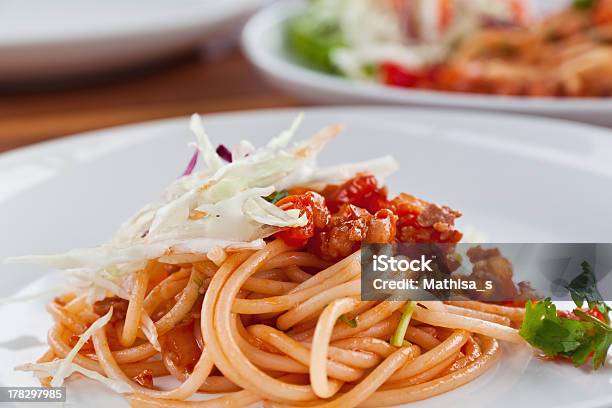 Spaghetti Con Salsa De Tomate Sause Foto de stock y más banco de imágenes de Alimento - Alimento, Blanco - Color, Carne