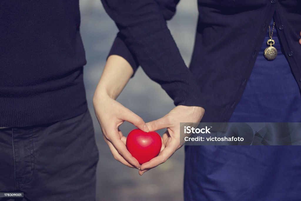 Manos con rojo corazón - Foto de stock de Abstracto libre de derechos
