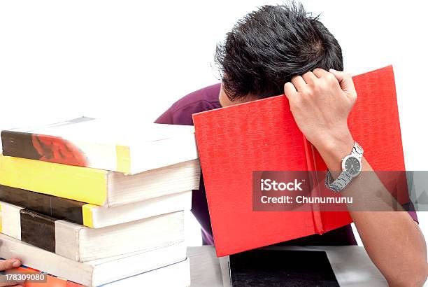 Joven Estudiante Sesconde Su Rostro Con Libro Foto de stock y más banco de imágenes de 20 a 29 años - 20 a 29 años, Adolescencia, Adolescente