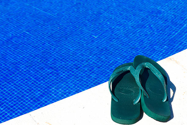 infradito nella piscina - jelly shoe foto e immagini stock