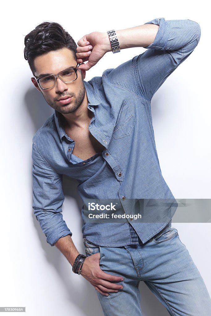 casual homme détient sa main sur des lunettes - Photo de Adulte libre de droits