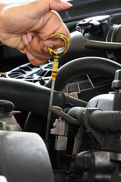 istock Mechanic check  oil in the engine 178311122