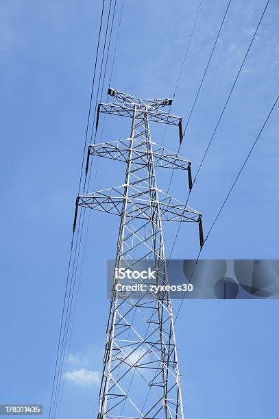 Torre De Altatensão - Fotografias de stock e mais imagens de Alta Voltagem - Alta Voltagem, Ao Ar Livre, Arame