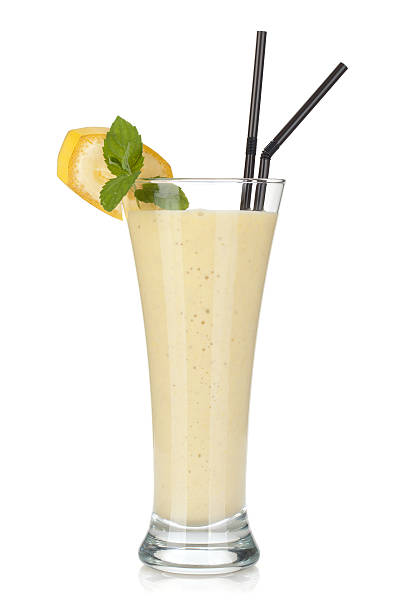 банановый молочный коктейль - smoothie banana smoothie milk shake banana стоковые фото и изображения