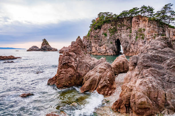 mar de japón (sasagawa nagare) - skerries fotografías e imágenes de stock