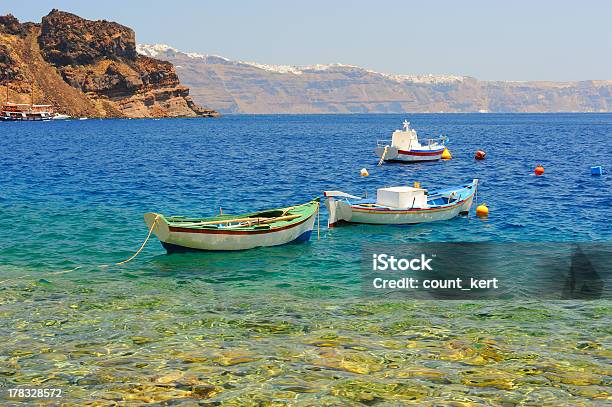 Griego Barcos De Pesca En Las Aguas Turquesas Del Mar Transparente Foto de stock y más banco de imágenes de Agua