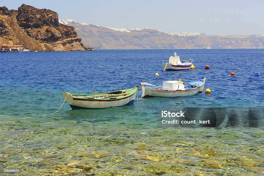 Grecki łodzi rybackich w Akwamaryn przejrzysty Morze - Zbiór zdjęć royalty-free (Bez ludzi)