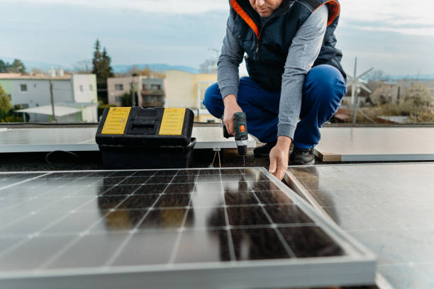 inżynier instalujący system paneli fotowoltaicznych za pomocą śrubokręta. koncepcja energii alternatywnej - procession panel zdjęcia i obrazy z banku zdjęć