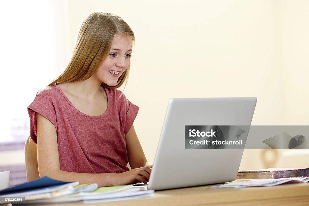 Piccola scuola ragazza lavora su computer portatile - Foto stock royalty-free di Bambine femmine
