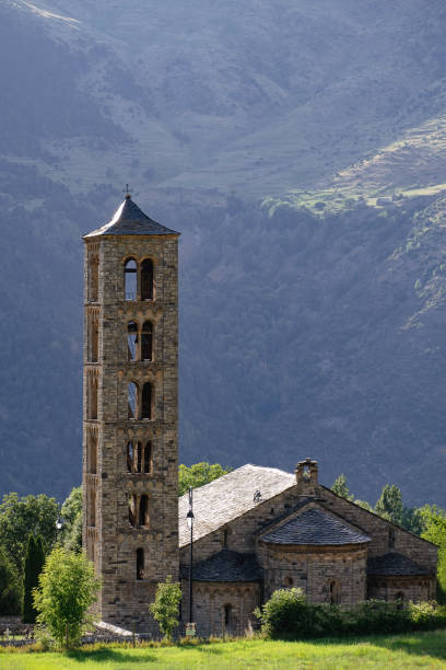 sant climent de taull, eine der katalanischen romanischen kirchen des vall de boi - vall de boi stock-fotos und bilder